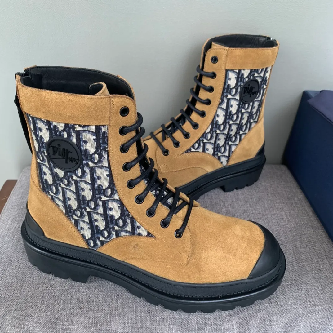 [DIOR] Top P: 920💰 Number of yards: 39~44 (38.45 custom-made, non-refundable) Dior Dior~ Winter series, original 1:1 development Casual men's leather shoes Made with heavy investment, shoes and boots are made of imported cowhide + imported Dior special fabric Not easily deformed black cowhide lining Dior large hardware inlay Original TPU vacuum outsole, black cowhide Black open edge beads Military green suede Black suede Khaki suede leather is crafted by a large factory, and the perfect product is only prepared for you who know your taste! Any comparisons are welcome.